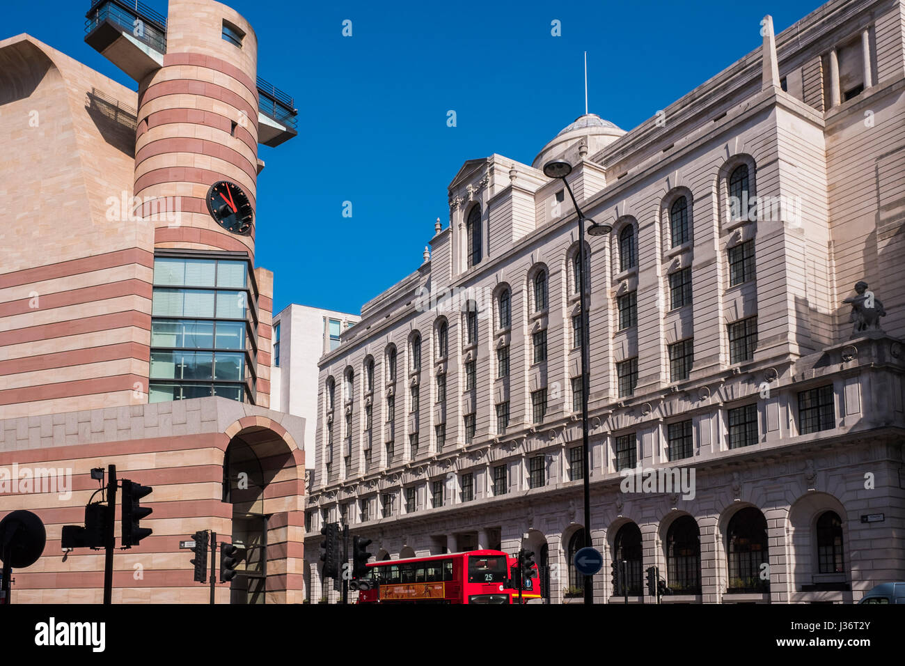 1 Pollame edificio commerciale & Il Ned 5 stelle hotel(ex Midland Bank building) vicino alla Bank of England, London, England, Regno Unito Foto Stock