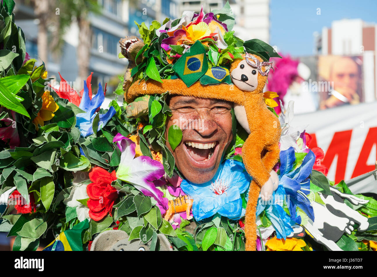 RIO DE JANEIRO - Febbraio 11, 2017: Felice uomo brasiliano in costume  colorato festeggia il carnevale a street party sulla spiaggia di Ipanema  Foto stock - Alamy