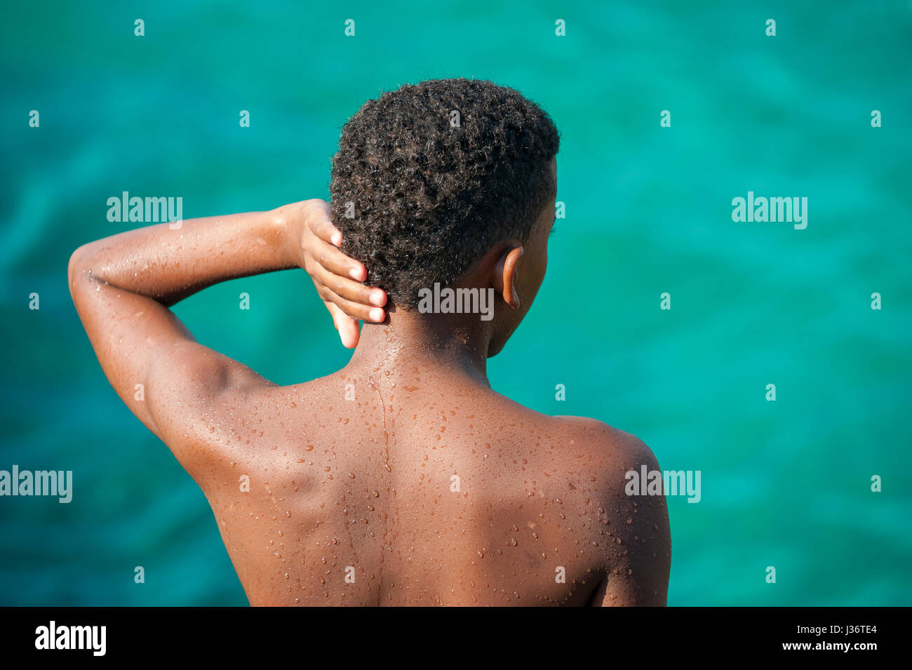 L'Avana - Giugno 2011: giovane uomo cubano attende il suo turno di tuffarsi in acqua in una piscina foro sul Malecon waterfront. Foto Stock