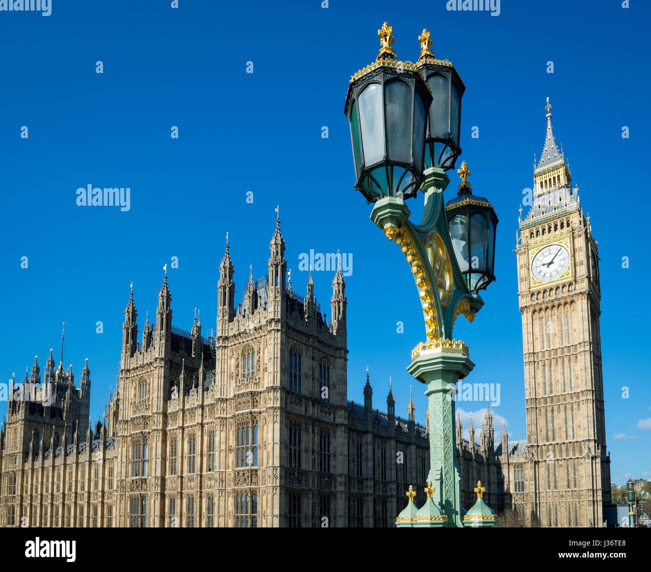 Luminoso cielo blu vista la mattina del Big Ben e le Camere del Parlamento presso il Palazzo di Westminster dalle vicinanze del bridge di Londra, Inghilterra Foto Stock