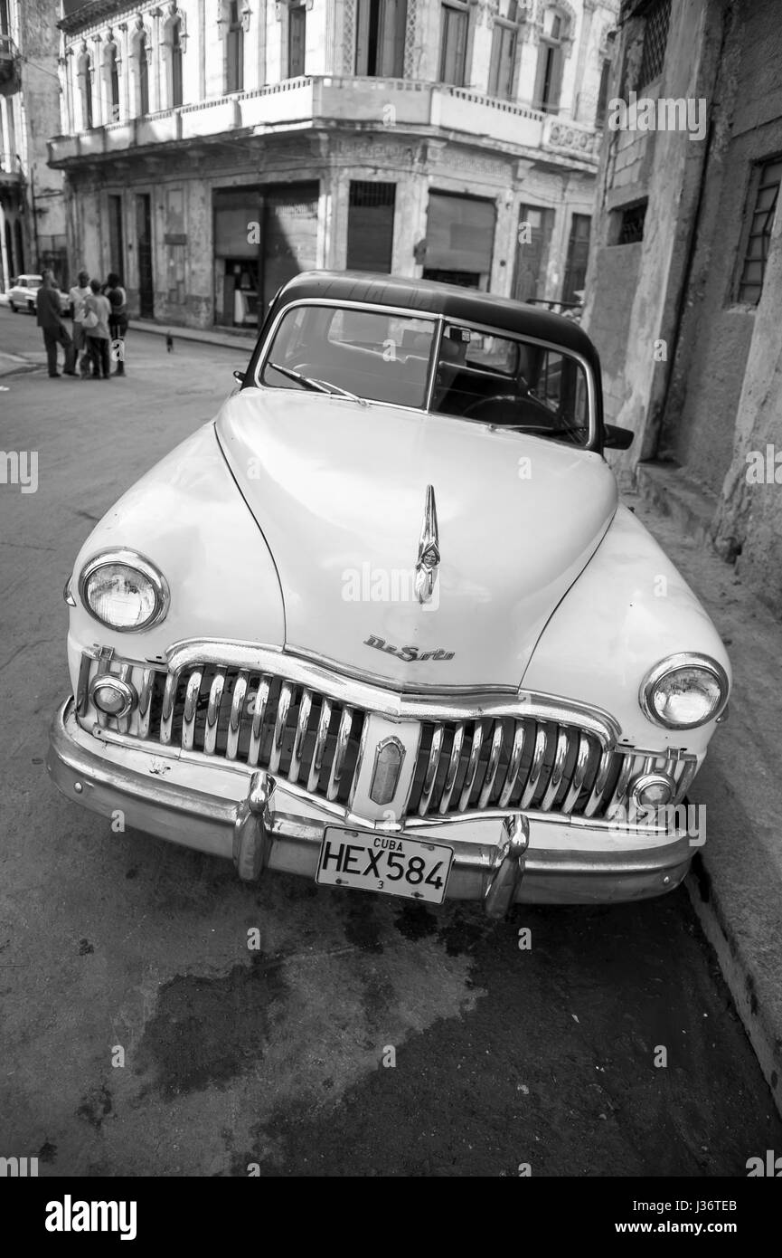 L'Avana - Giugno, 2011: Vintage americano auto sta parcheggiato su una strada laterale in una pausa dal suo lavoro quotidiano come un taxi. Foto Stock