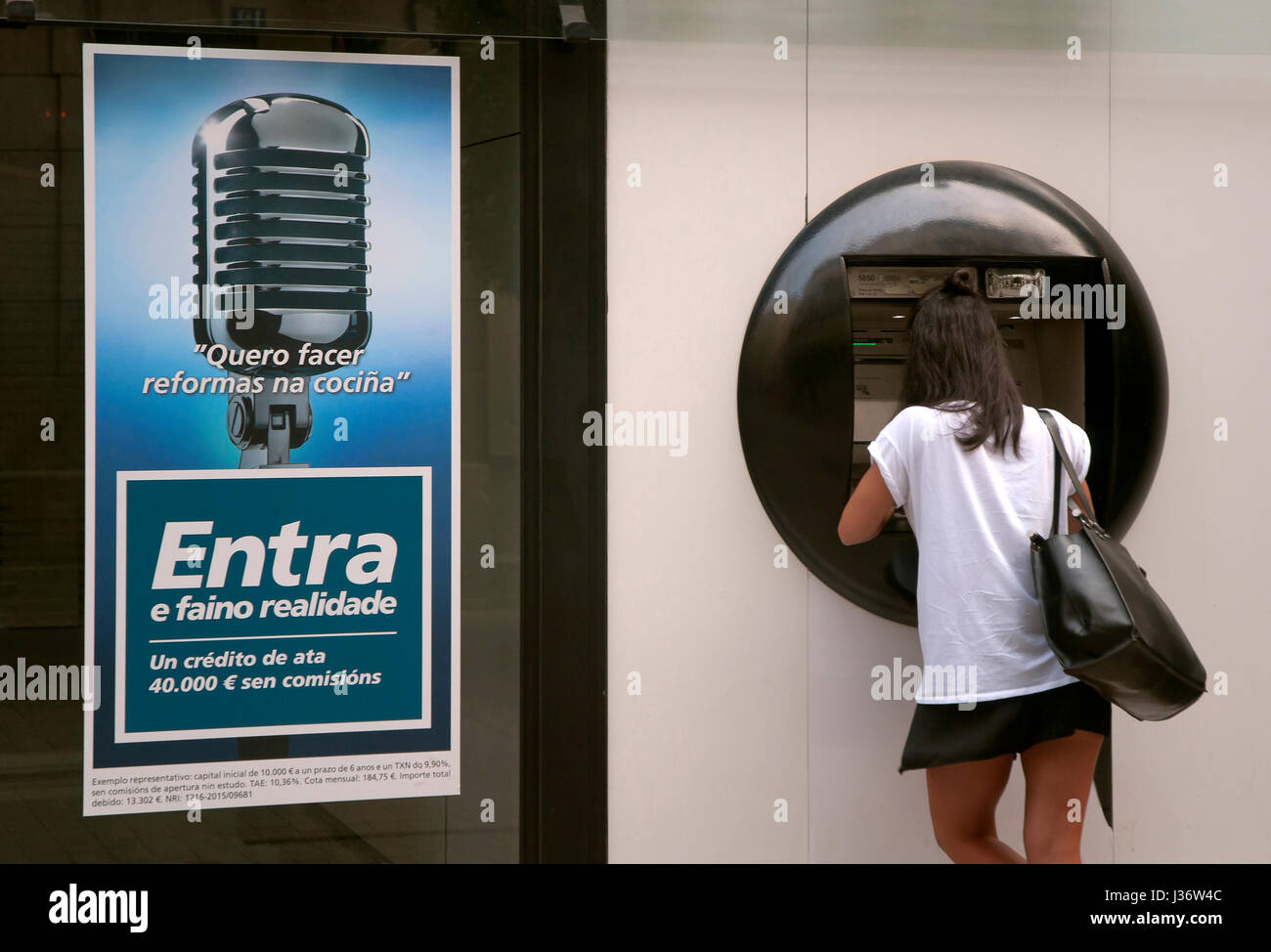 Banca, bancomat (ATM) e la pubblicità in lingua Galiziana, Lugo, regione della Galizia, Spagna, Europa Foto Stock