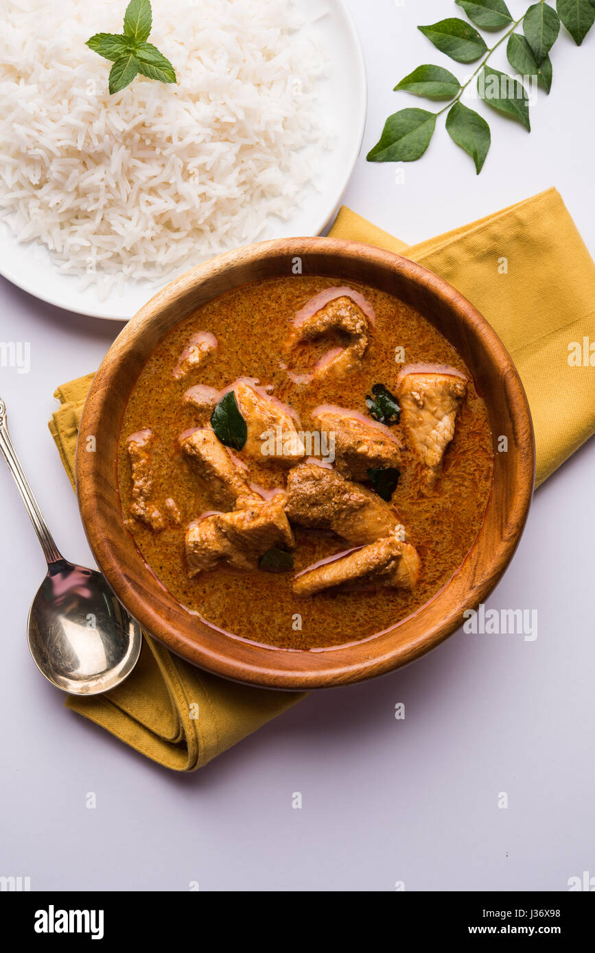 Gustoso pesce al curry servita con il bianco cuocere il riso basmati con  foglie di curry in background, preferito costiere cibo indiano Foto stock -  Alamy