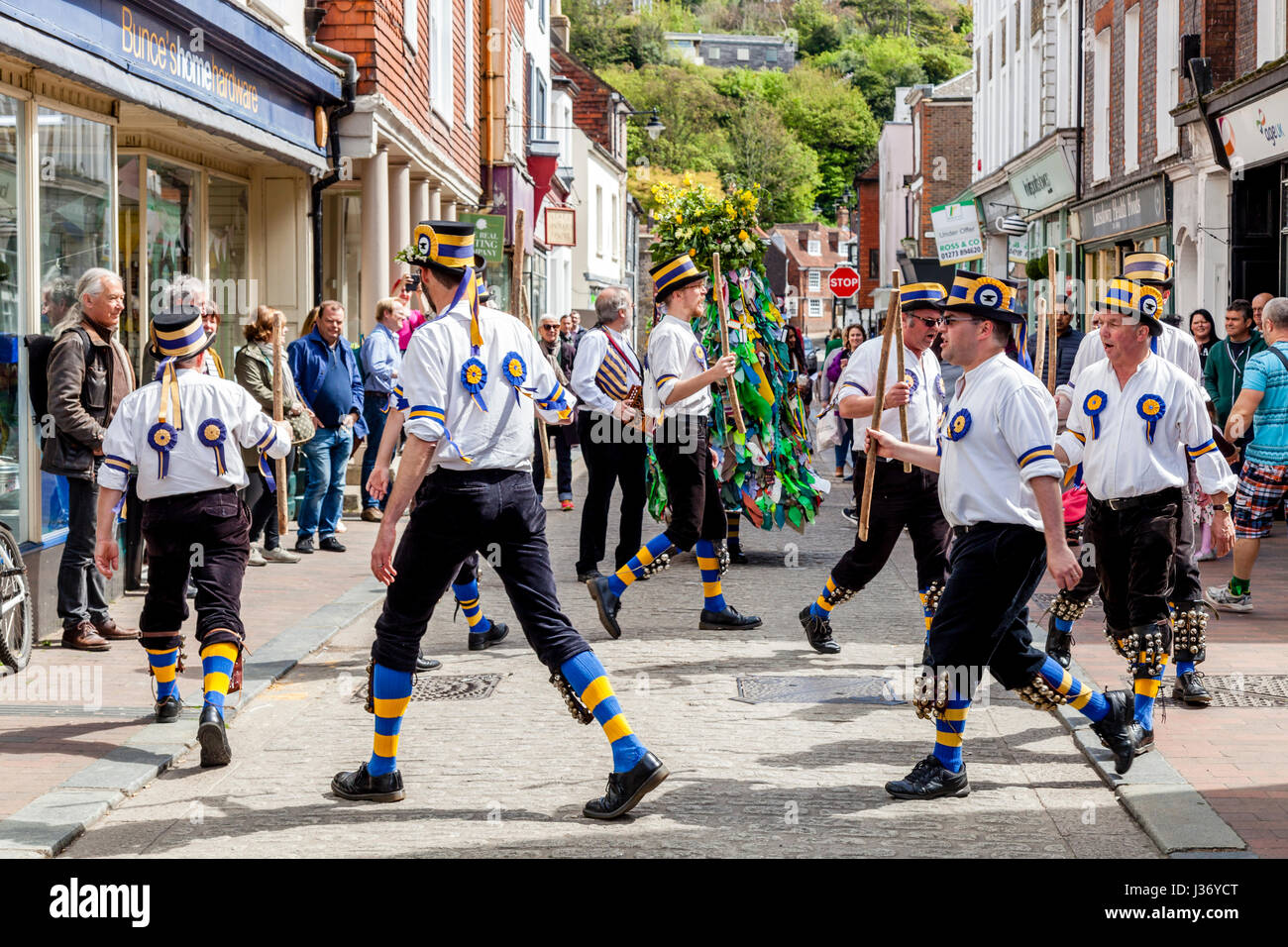 Tradizionale Morris ballerini danzare in High Street, Lewes, Sussex, Regno Unito Foto Stock