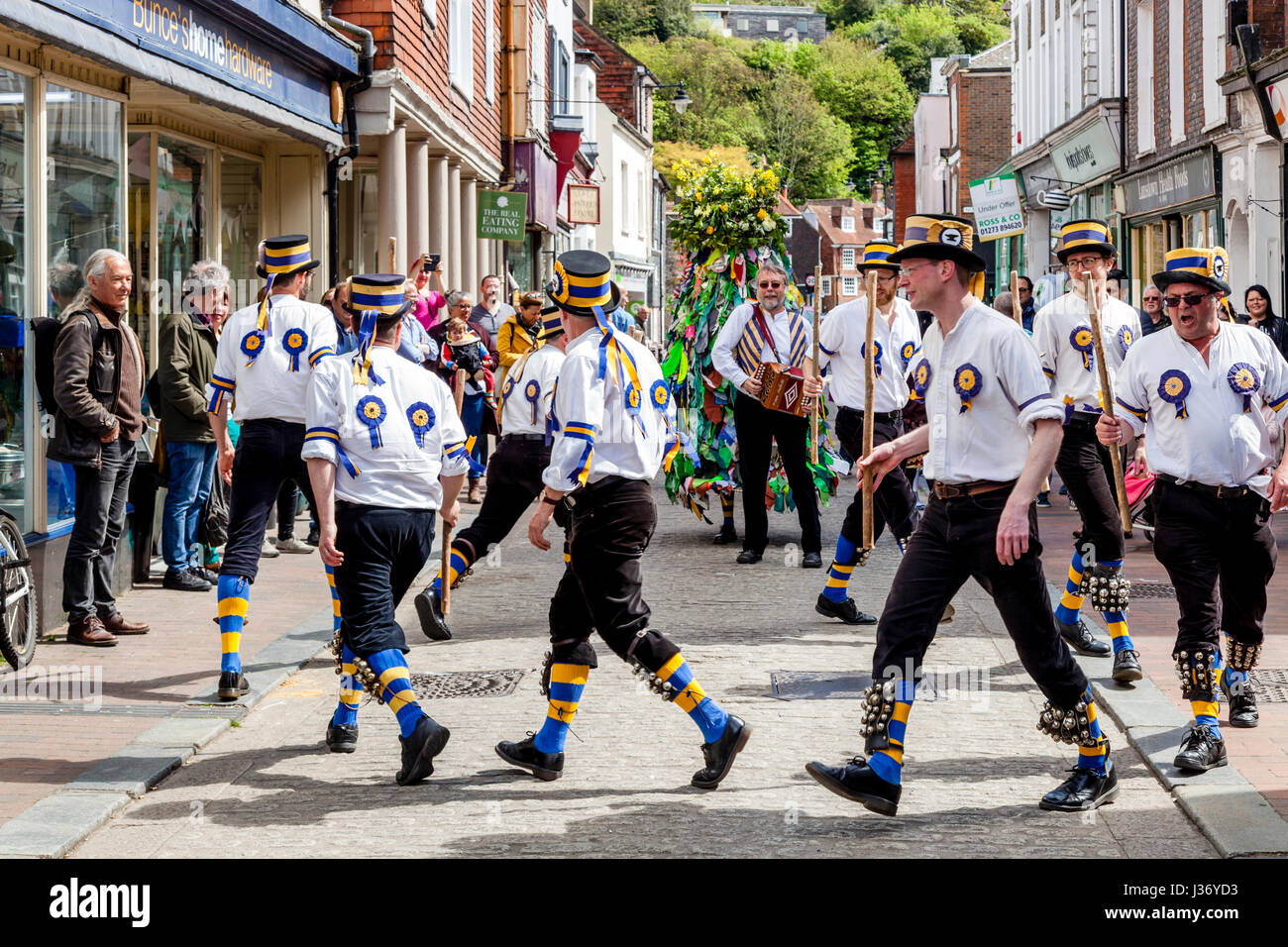 Tradizionale Morris ballerini danzare in High Street, Lewes, Sussex, Regno Unito Foto Stock