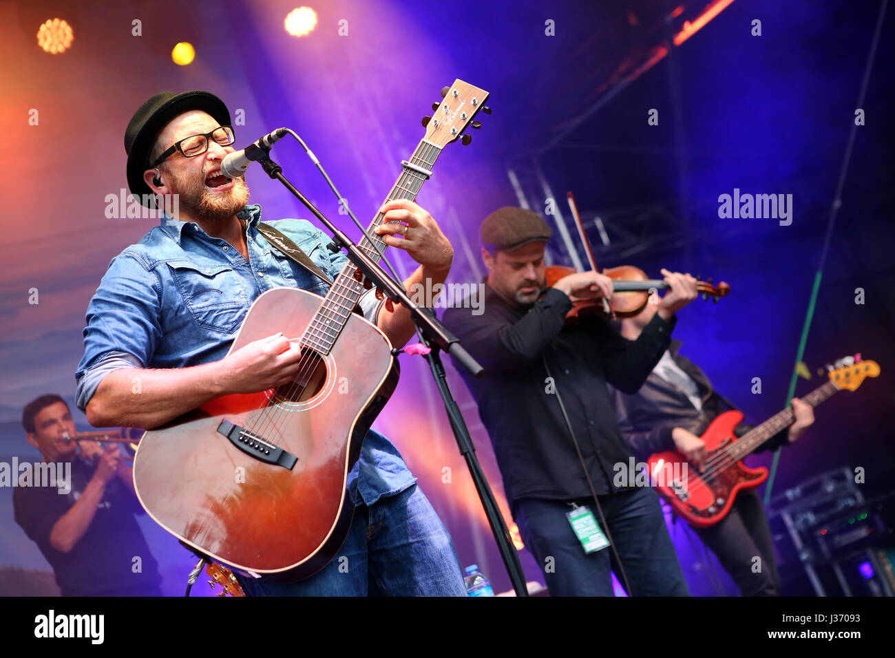 Giessen, Germania, 4 settembre 2016. Gregor Meyle, Tedesco il cantante-cantautore con banda, concerto presso Gießener Kultursommer 2016, Schiffenberg/Gießen. --- Fotocredit: Christian Lademann Foto Stock