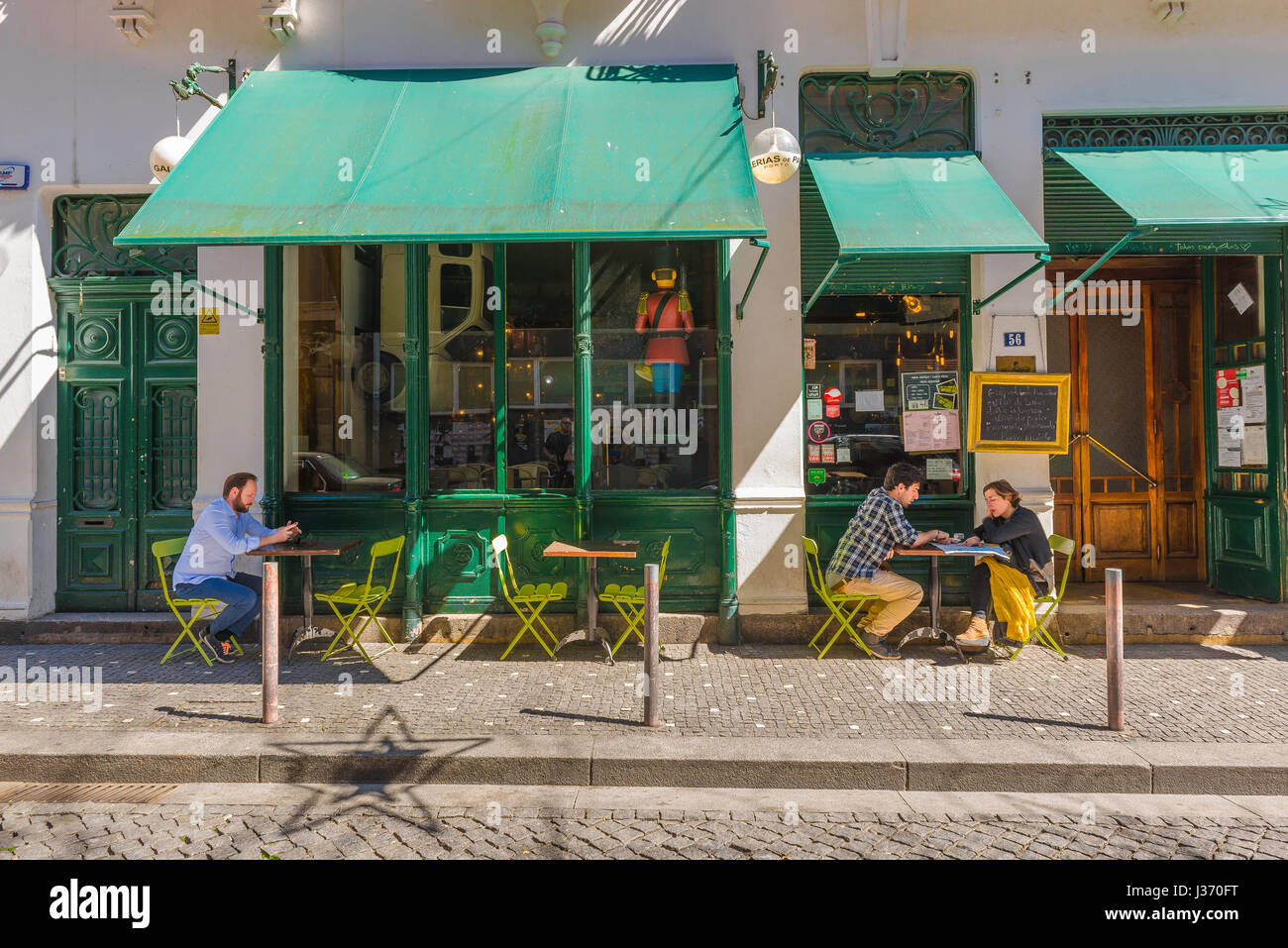 Cafe Porto Portugal, vista in estate di persone sedute ai tavoli all'esterno di un bar caffetteria in una strada tranquilla nel centro della città vecchia di Porto, Portogallo. Foto Stock