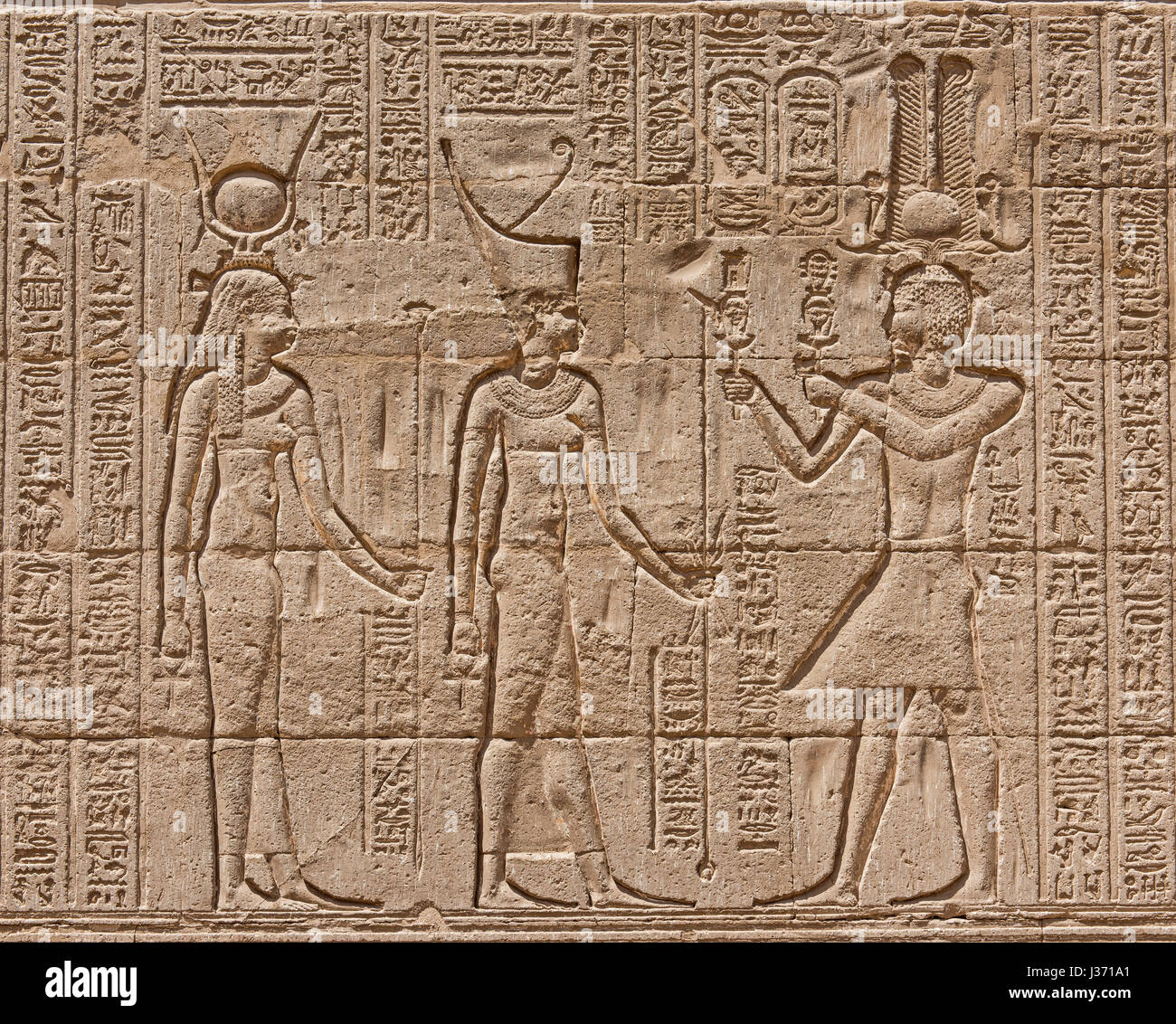 Hieroglypic incisioni sulla parete presso l'antico tempio egizio di khnum di esna Foto Stock