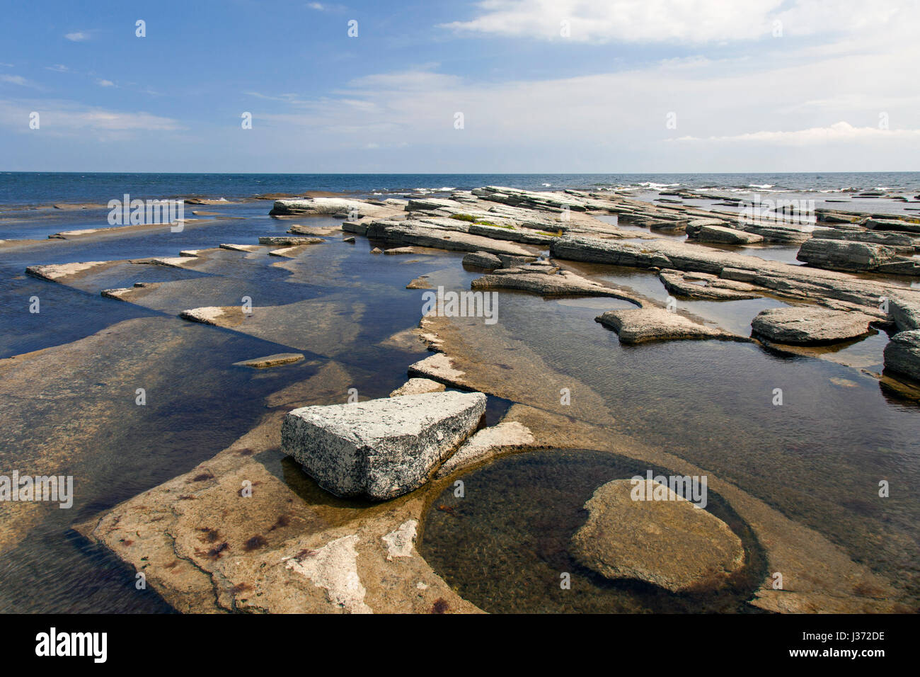 Gislövshammar, formazioni di circolare nella roccia lungo la costa del Mar Baltico da macine di data mining per vicino gristmills, Österlen, Skane / Scania in Svezia Foto Stock