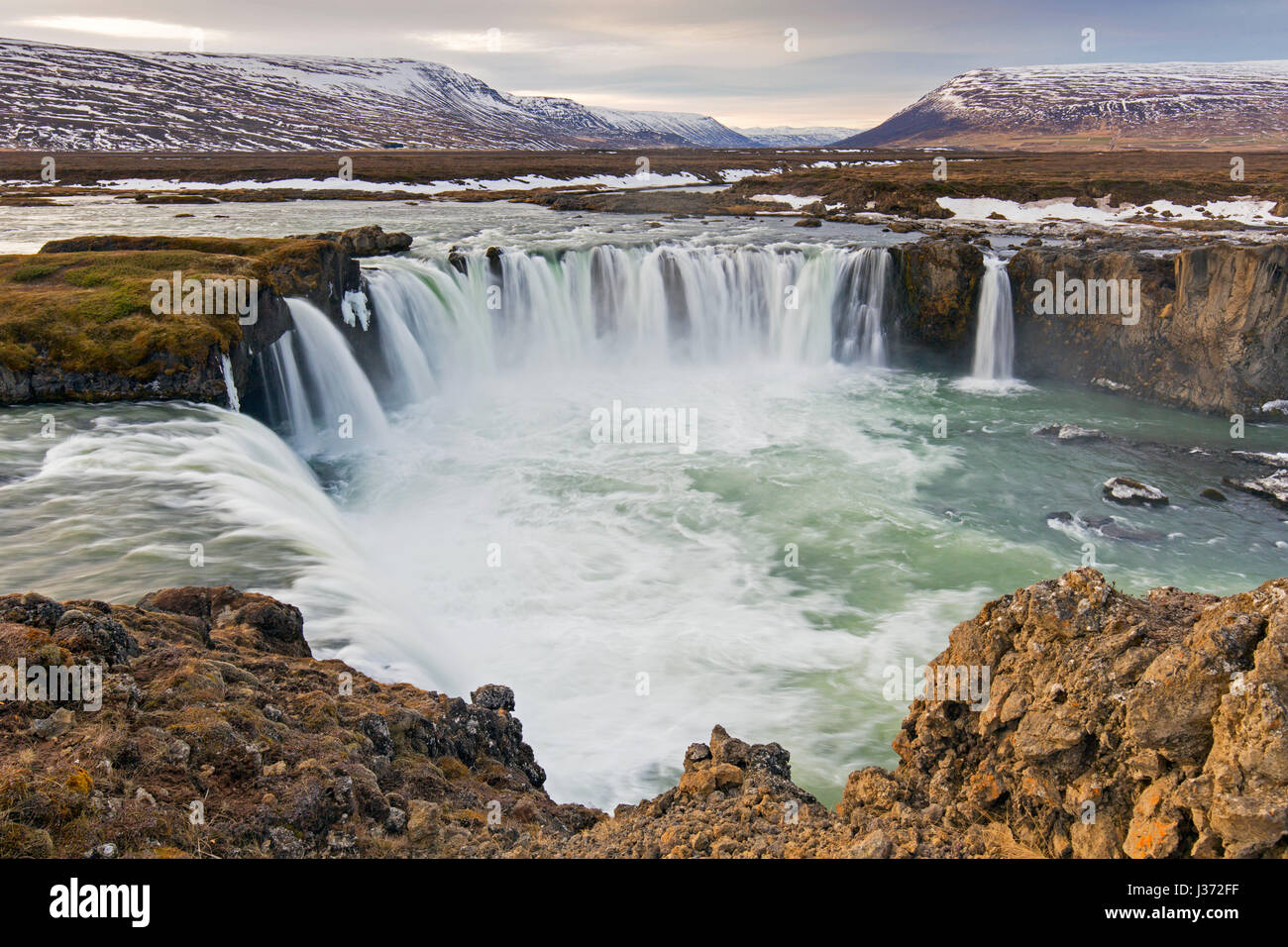 Goðafoss / Godafoss, cascate del fiume glaciale Skjálfandafljót in inverno, Bárðardalur / Bardardalur, Islanda Foto Stock