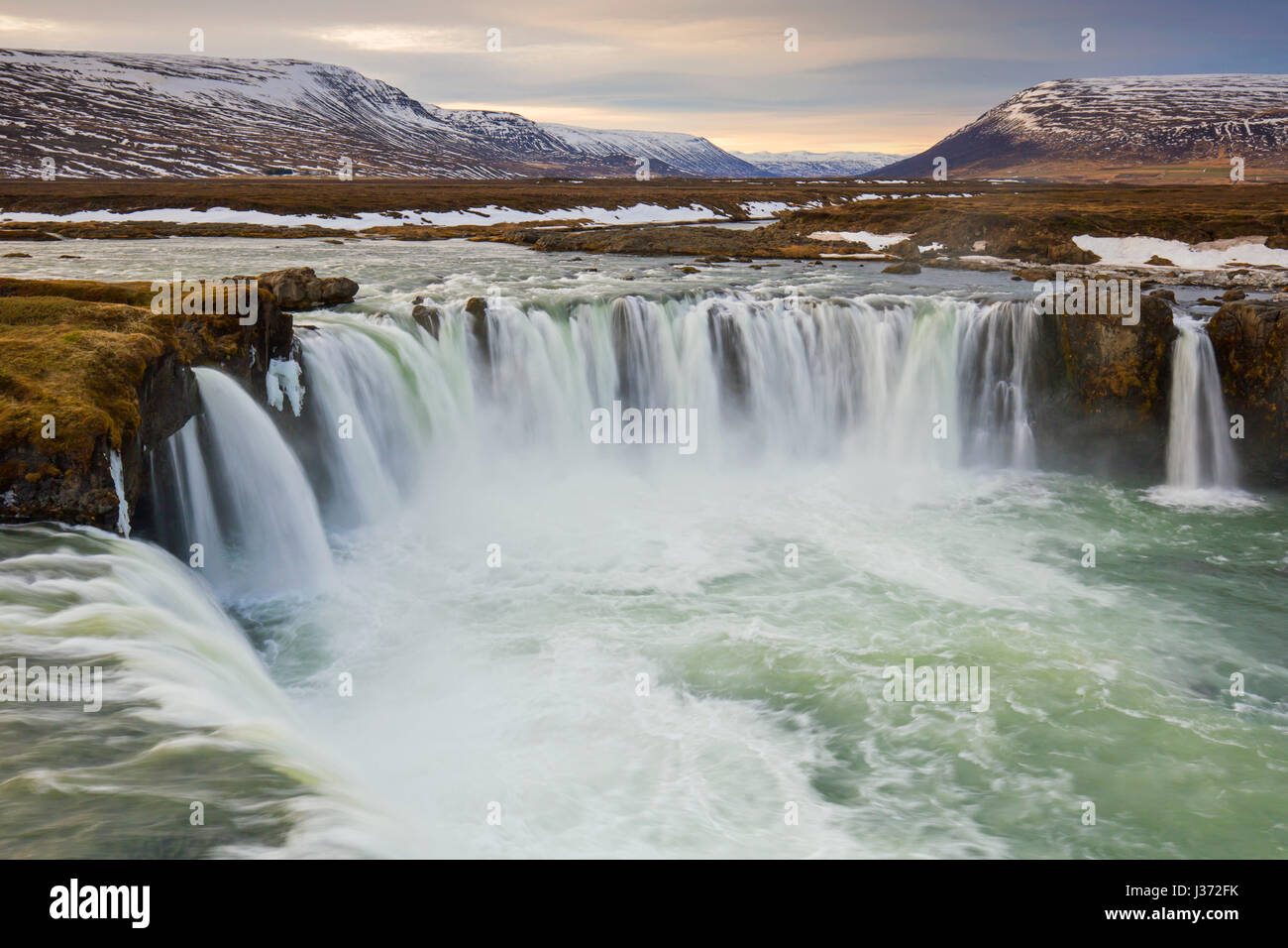Goðafoss / Godafoss, cascate del fiume glaciale Skjálfandafljót in inverno, Bárðardalur / Bardardalur, Islanda Foto Stock