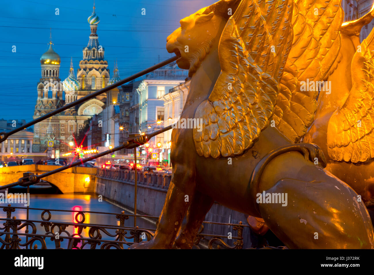 Vista la Chiesa del Sangue Versato con statue che ornano il Bankovsky ponte in primo piano, San Pietroburgo, Russia Foto Stock