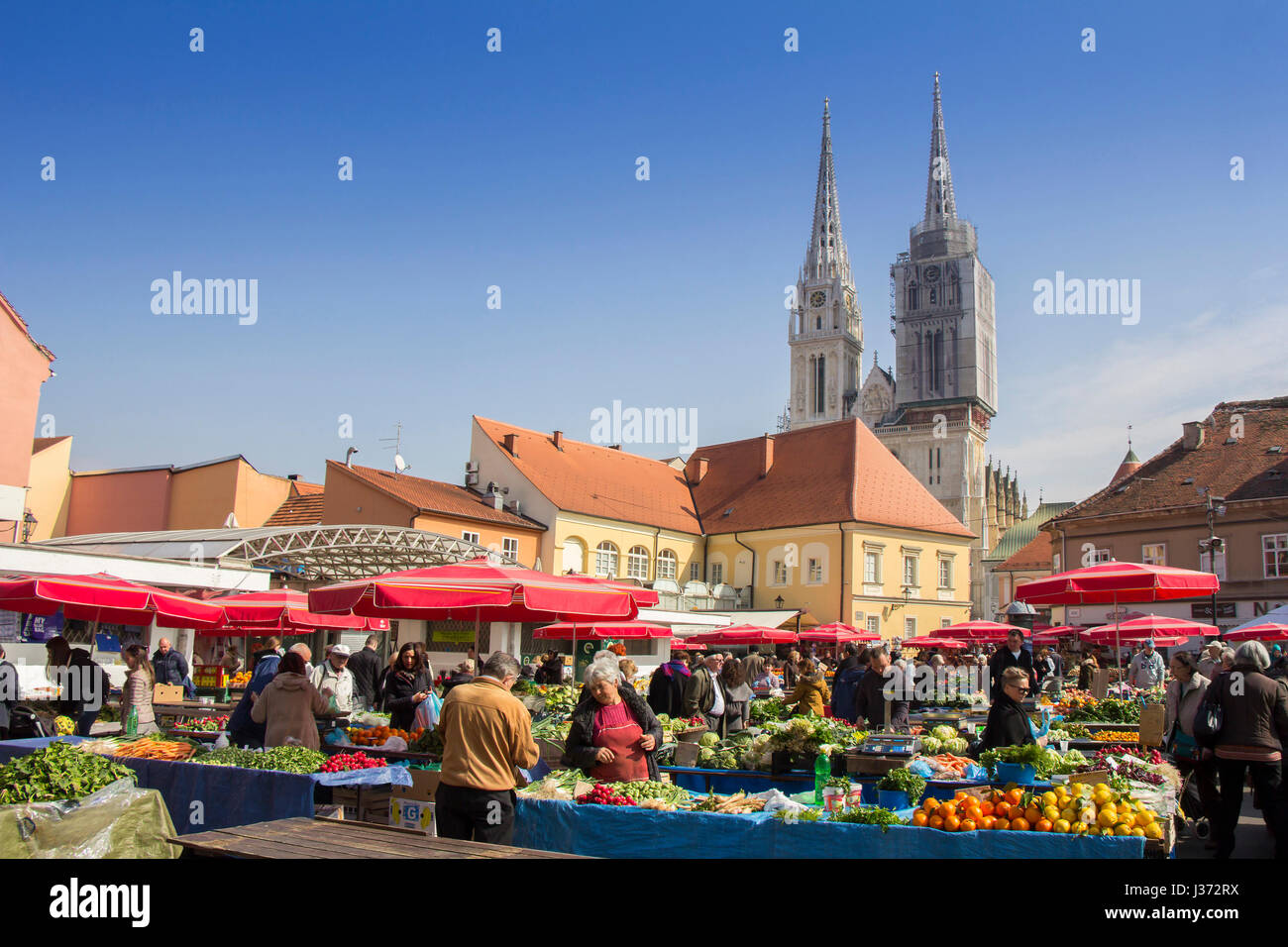 Zagabria/Croazia-marzo 14: Dolac Marketplace a Zagabria. È il più grande e il più famoso Mercato nel centro della citta'. Foto Stock
