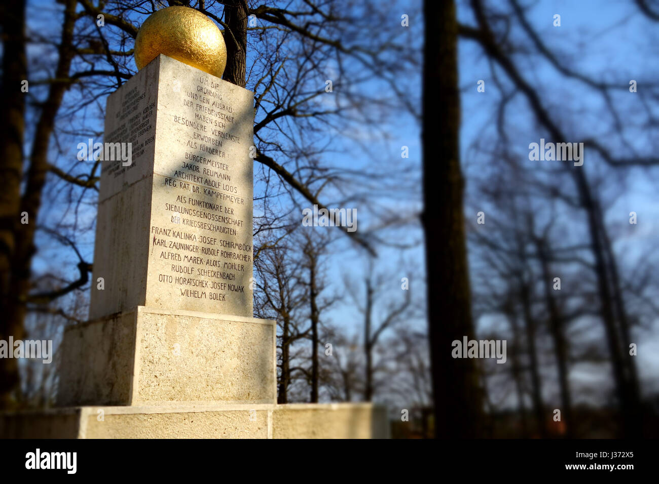 Wien, Wohnbau der Zwischenkriegszeit, Siedlung Friedensstadt, Grundstein Foto Stock
