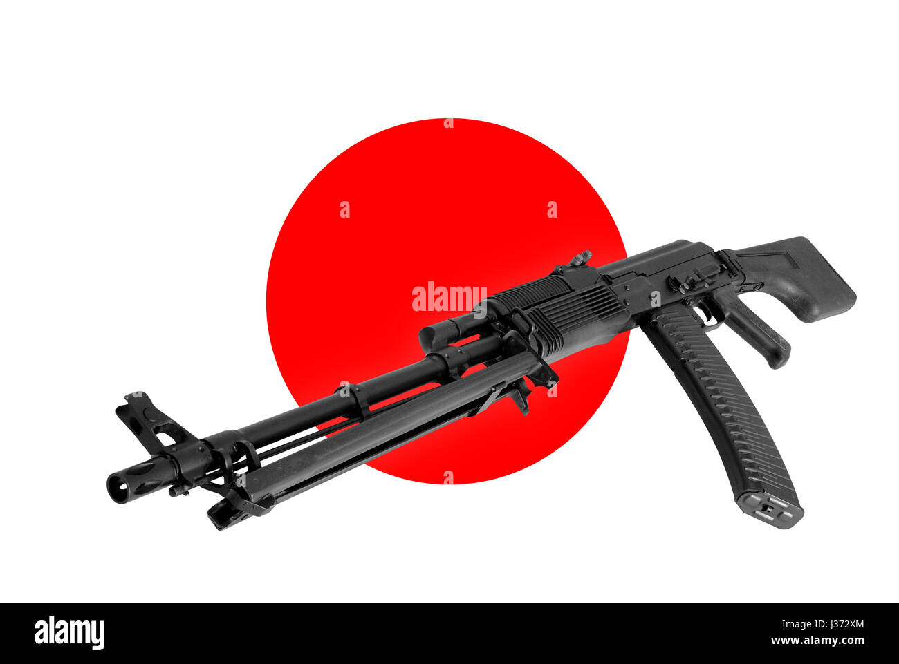 Arma - Una chiusura nero fucile da assalto al Giappone di una bandiera dello sfondo. Foto Stock