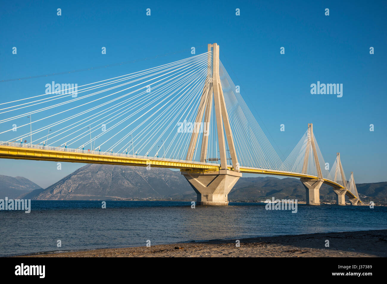 Il Rio - Antirrio bridge, vicino a Patrasso, collegando il Peloponneso con la Grecia continentale attraverso il golfo di Korinth. Foto Stock