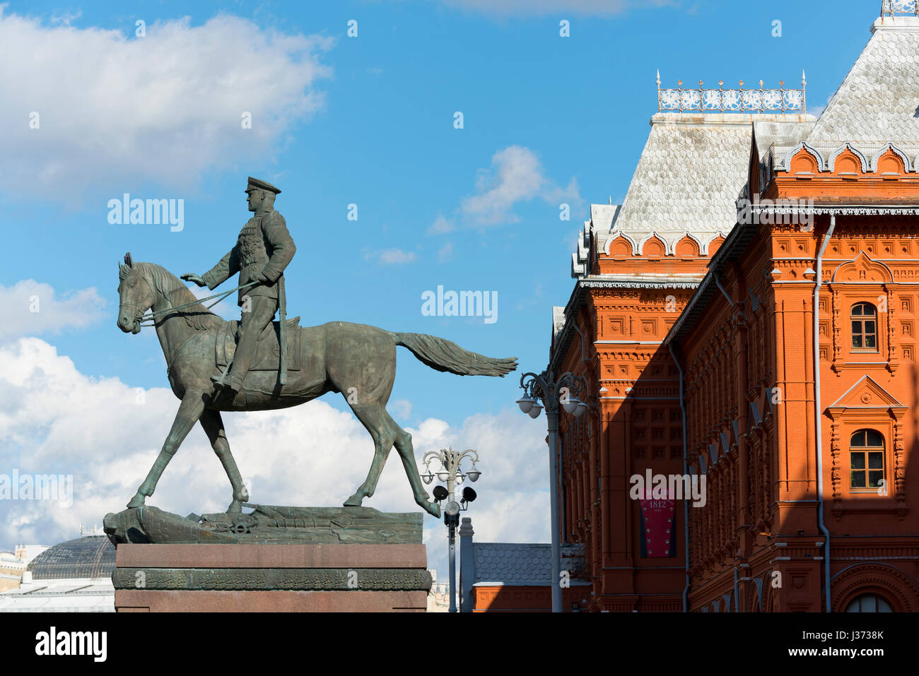 Marshall Zhukov statua al di fuori dello Stato History Museum, Mosca, Federazione russa Foto Stock