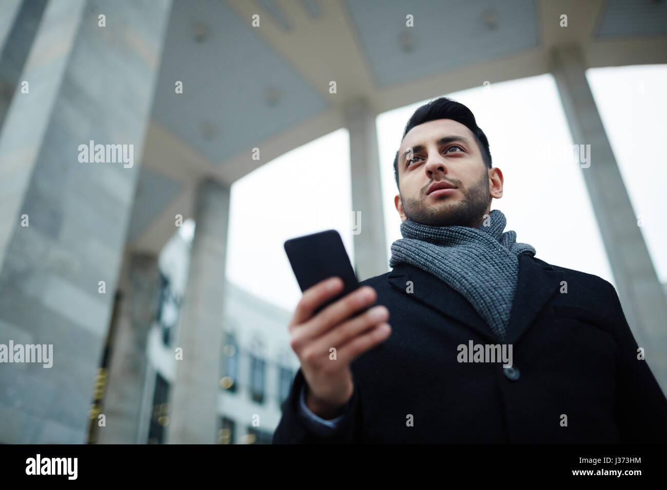 Imprenditore di successo con lo smartphone in città Foto Stock