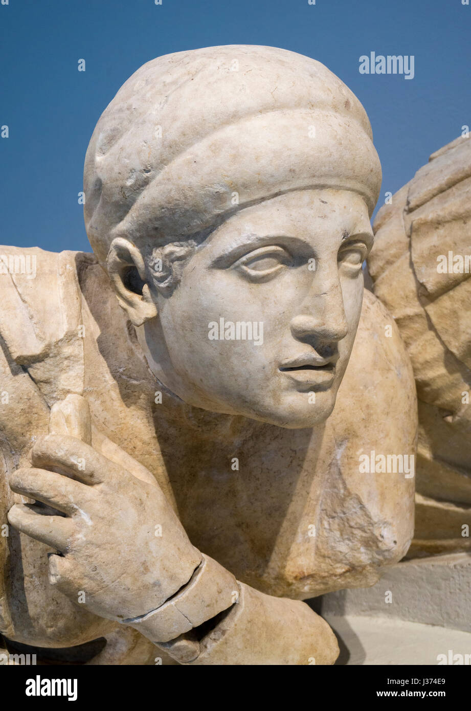 Dettaglio di un IV secolo A.C. la statua di una donna Lapith, sul frontone occidentale del Tempio di Zeus. Museo archeologico, Antica Olympia, PELOPONNESO Foto Stock