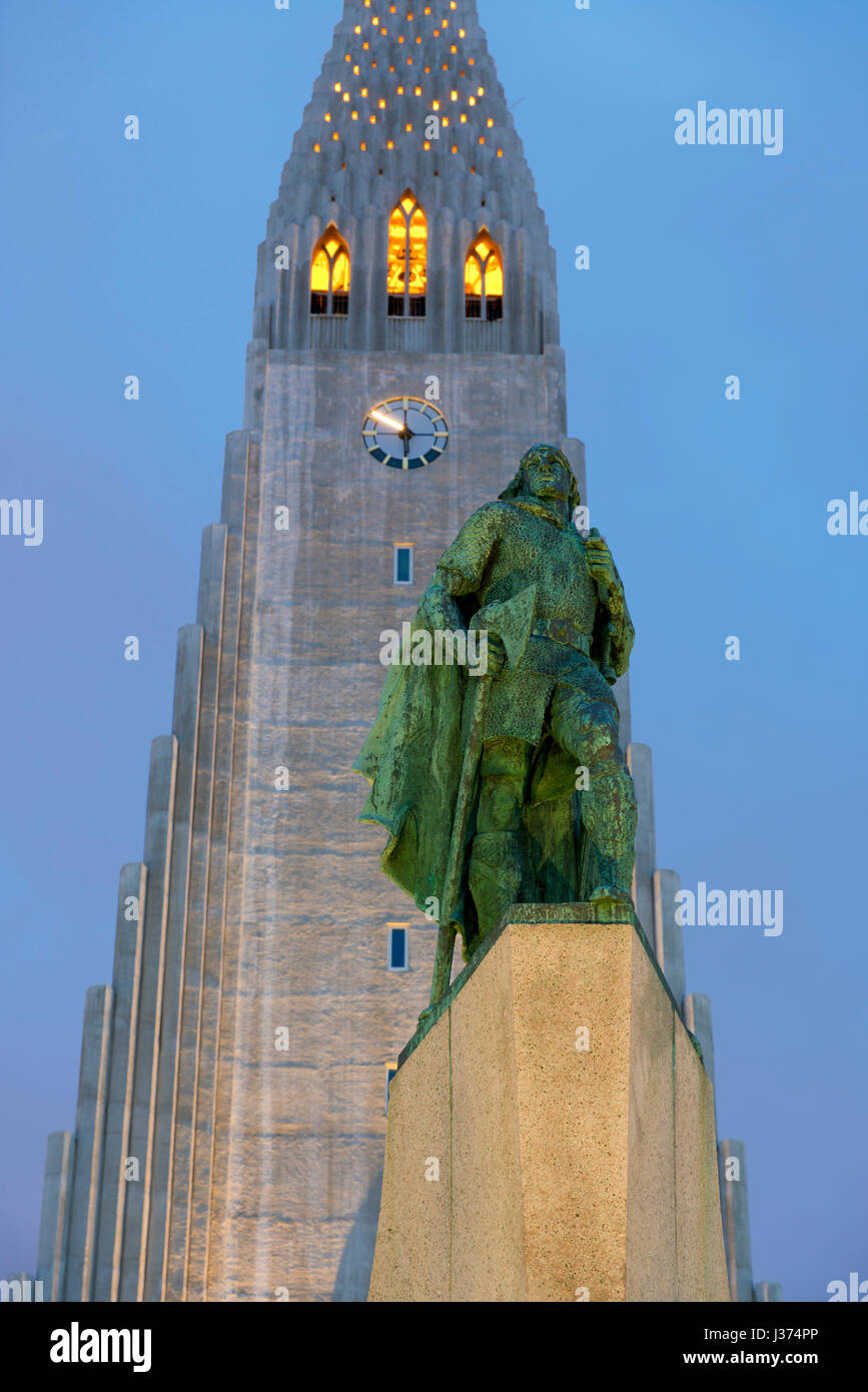 Statua di Leif Erikson con la Chiesa Hallgrims sullo sfondo illuminato di notte, Reykjavik, Islanda Foto Stock