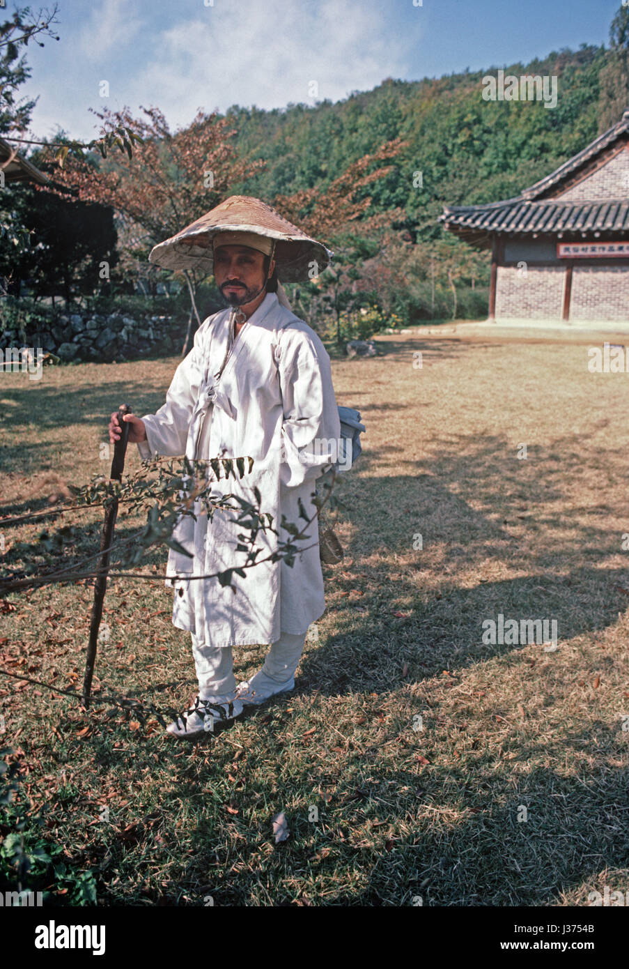 Uomo Santo nei giardini del Tempio Sokkuram parte di Bulguksa Tempio complesso, capo dell'Ordine Jogye del Buddismo Coreano, Corea del Sud, Asia Foto Stock