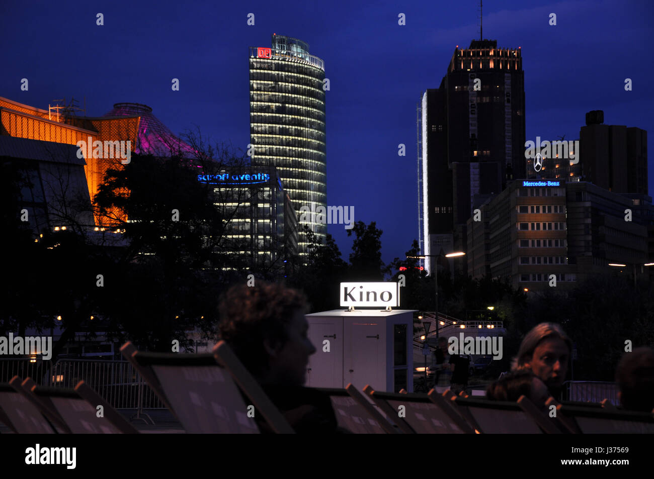 Splendido skyline di Potsdamer Platz di Berlino, visto dalla open air cinema al Kulturforum. Foto Stock