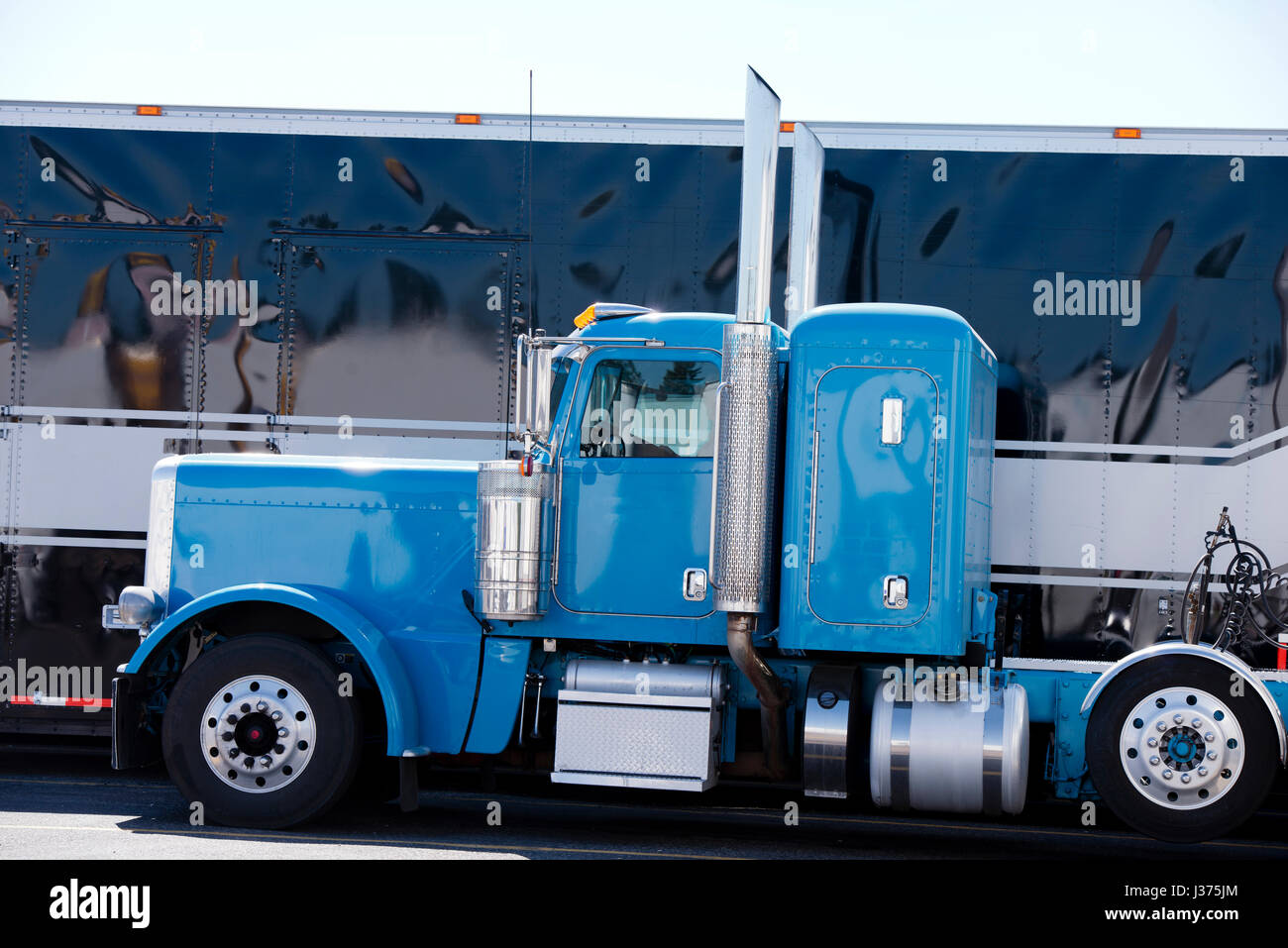 Bella Blu classico big rig semi carrello - un vero e proprio American icona di stile tra i tifosi e i driver di pesanti potenti carrelli semi permanente sulla arresto carrello Foto Stock