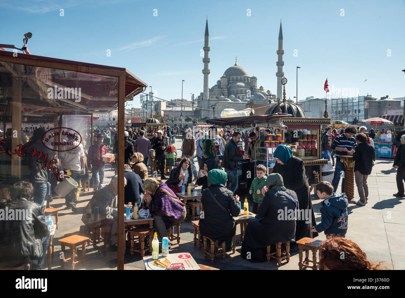 Il ristorante sul molo Eminonu a dal Ponte di Galata, con la moschea Yeni in background. Istanbul, Turchia. Foto Stock