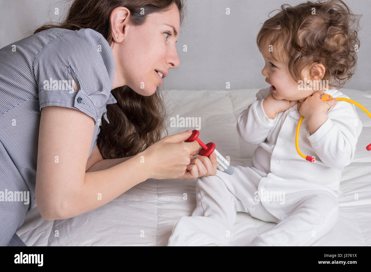 Il bambino e la mamma sta giocando con il bambino gli strumenti medico Foto Stock