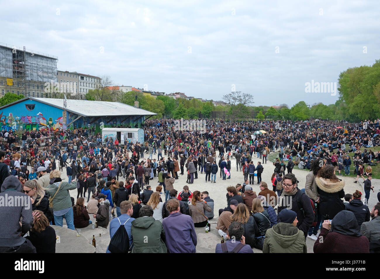 Molte persone al parco affollato (Goerlitzer park) durante la giornata del lavoro / giorno di maggio a Berlino Kreuzberg. 1.Mai in Berlino. Foto Stock