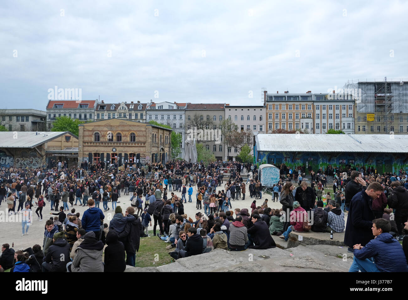 Molte persone al parco affollato (Goerlitzer park) durante la giornata del lavoro / giorno di maggio a Berlino Kreuzberg. 1.Mai in Berlino. Foto Stock