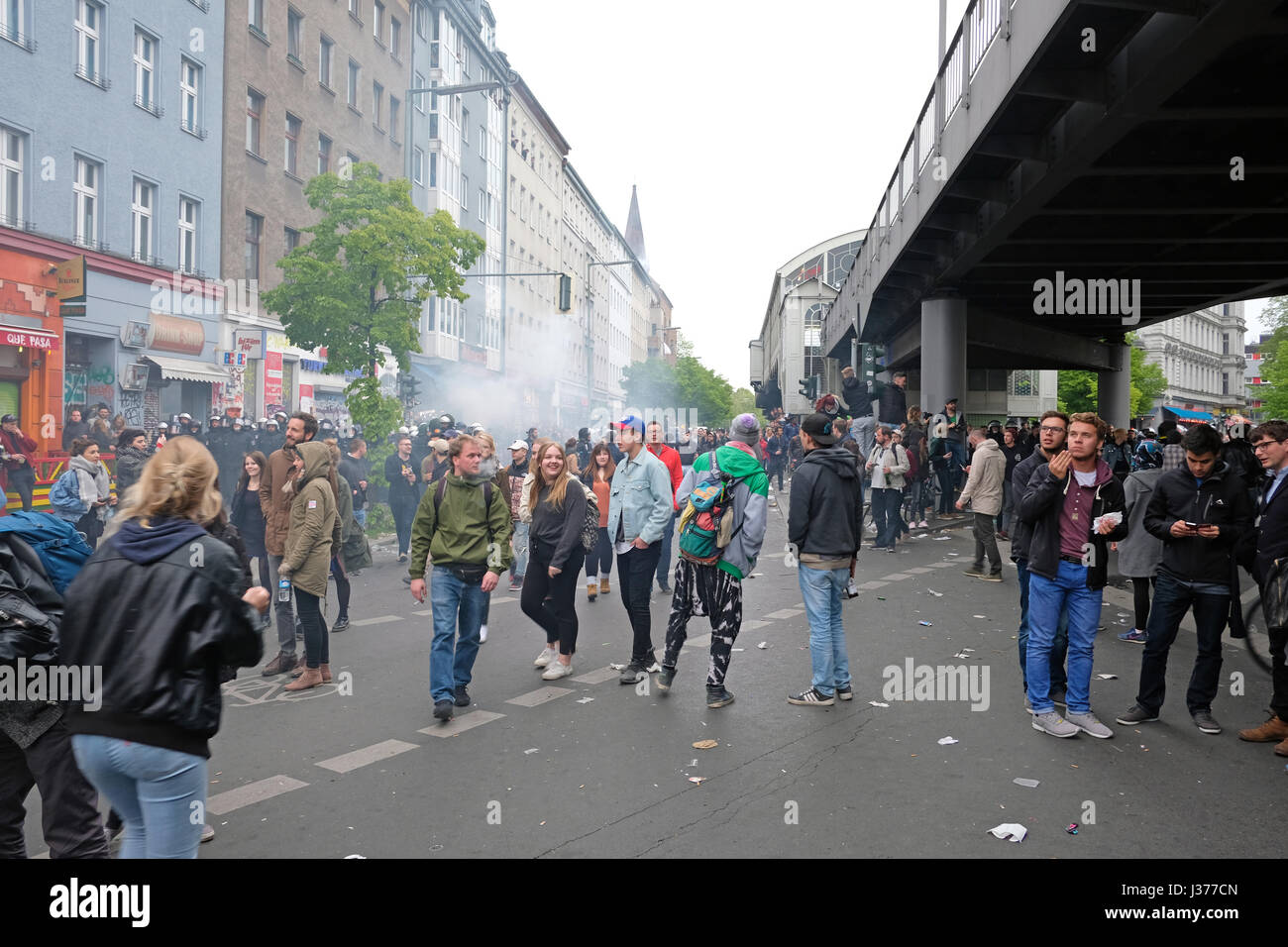 Molte persone , la strada affollata durante il travaglio giorno / giorno di maggio a Berlino Kreuzberg. 1.Mai in Berlino. Foto Stock