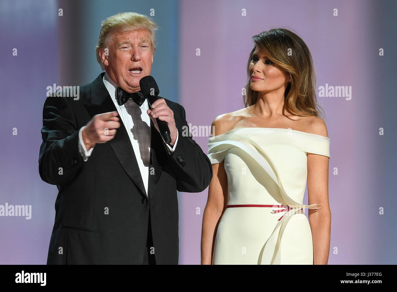 Stati Uniti Presidente Donald Trump e la First Lady Melania Trump ringraziare la folla al Liberty palla a Walter E. Washington Convention Center Gennaio 20, 2017 a Washington, DC. (Foto di Ricky Bowden DoD/via Planetpix) Foto Stock