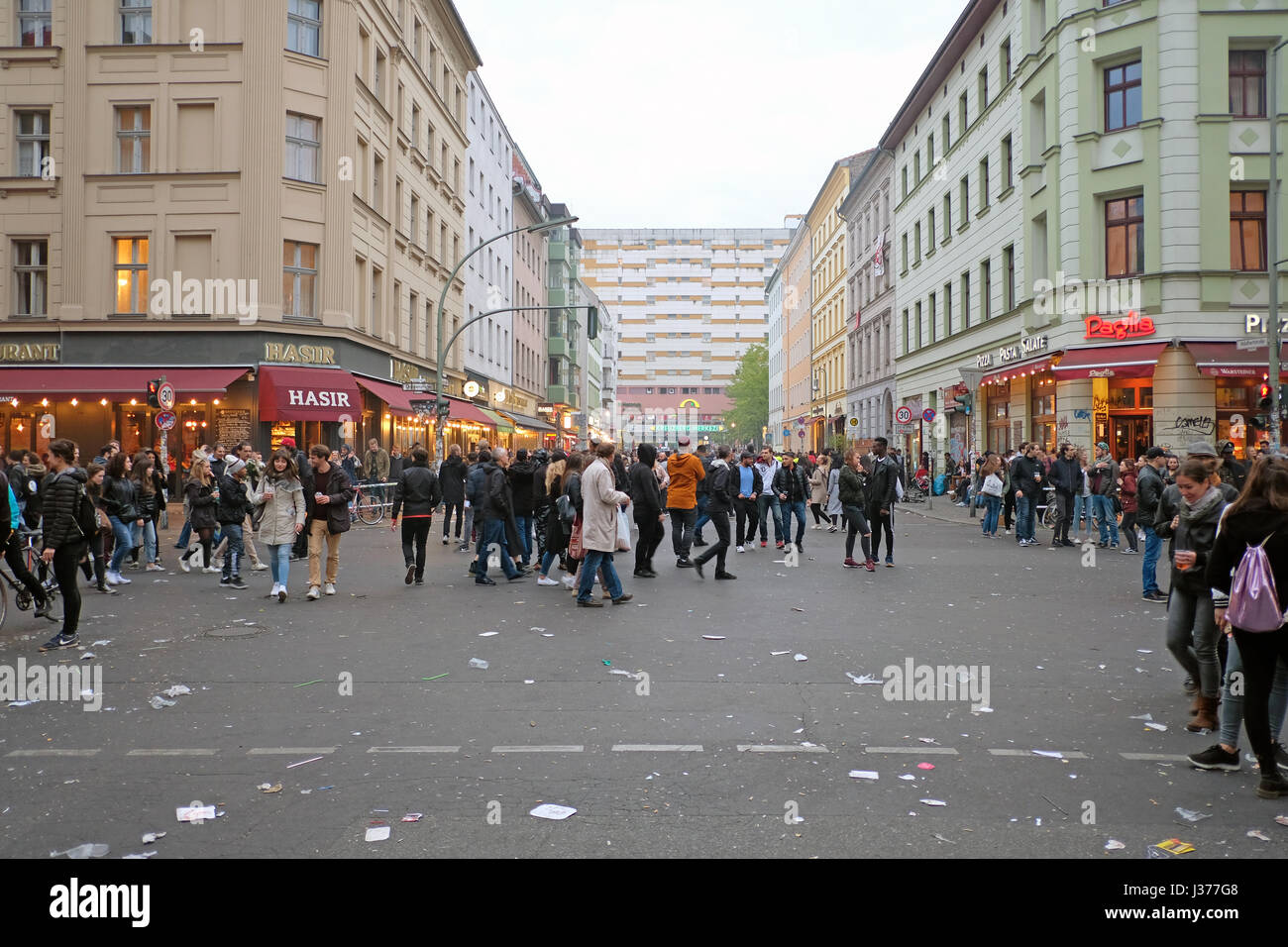 Molte persone , la strada affollata durante il travaglio giorno / giorno di maggio a Berlino Kreuzberg. 1.Mai in Berlino. Foto Stock