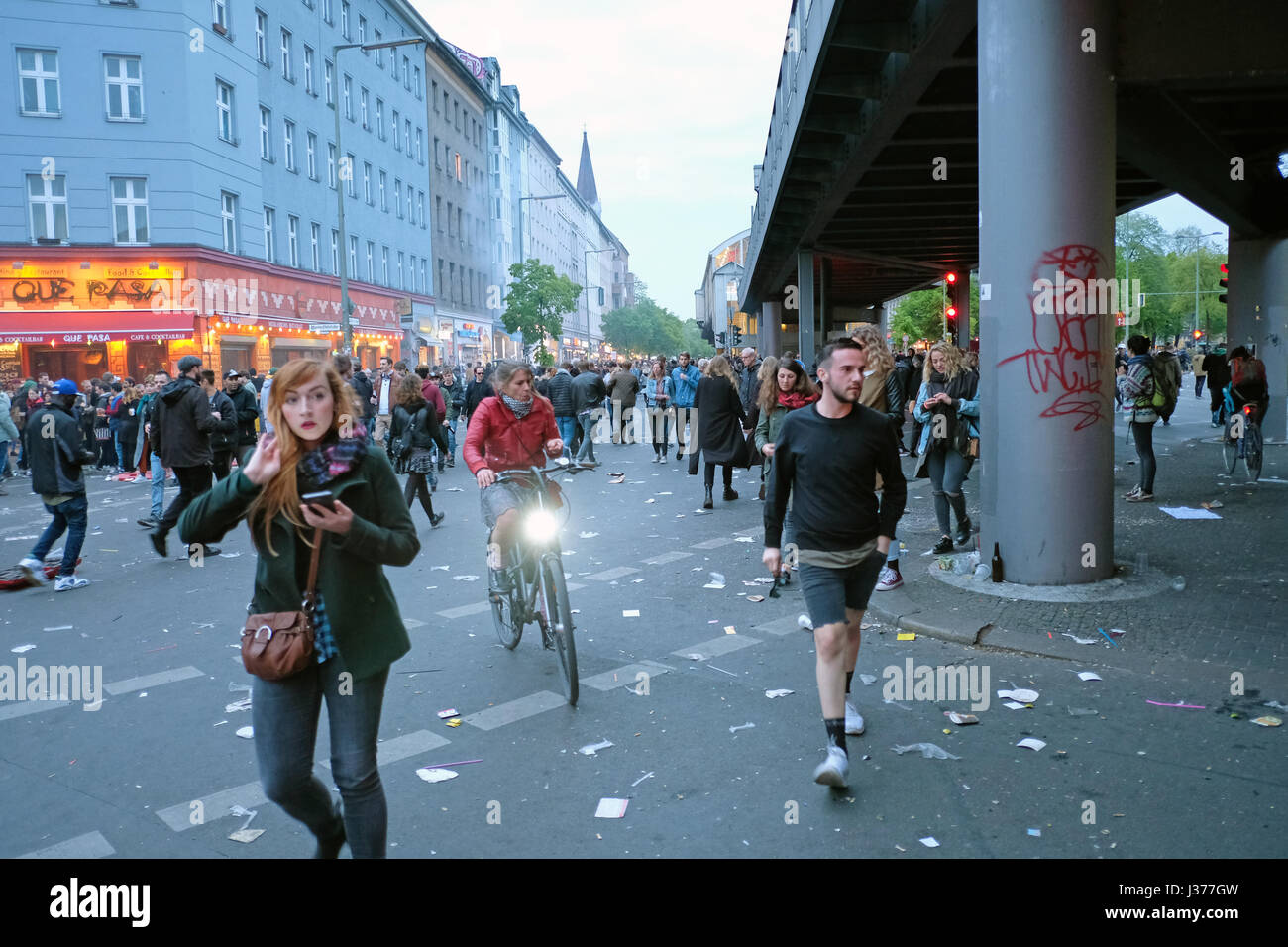Molte persone , la strada affollata durante il travaglio giorno / giorno di maggio a Berlino Kreuzberg. 1.Mai in Berlino. Foto Stock