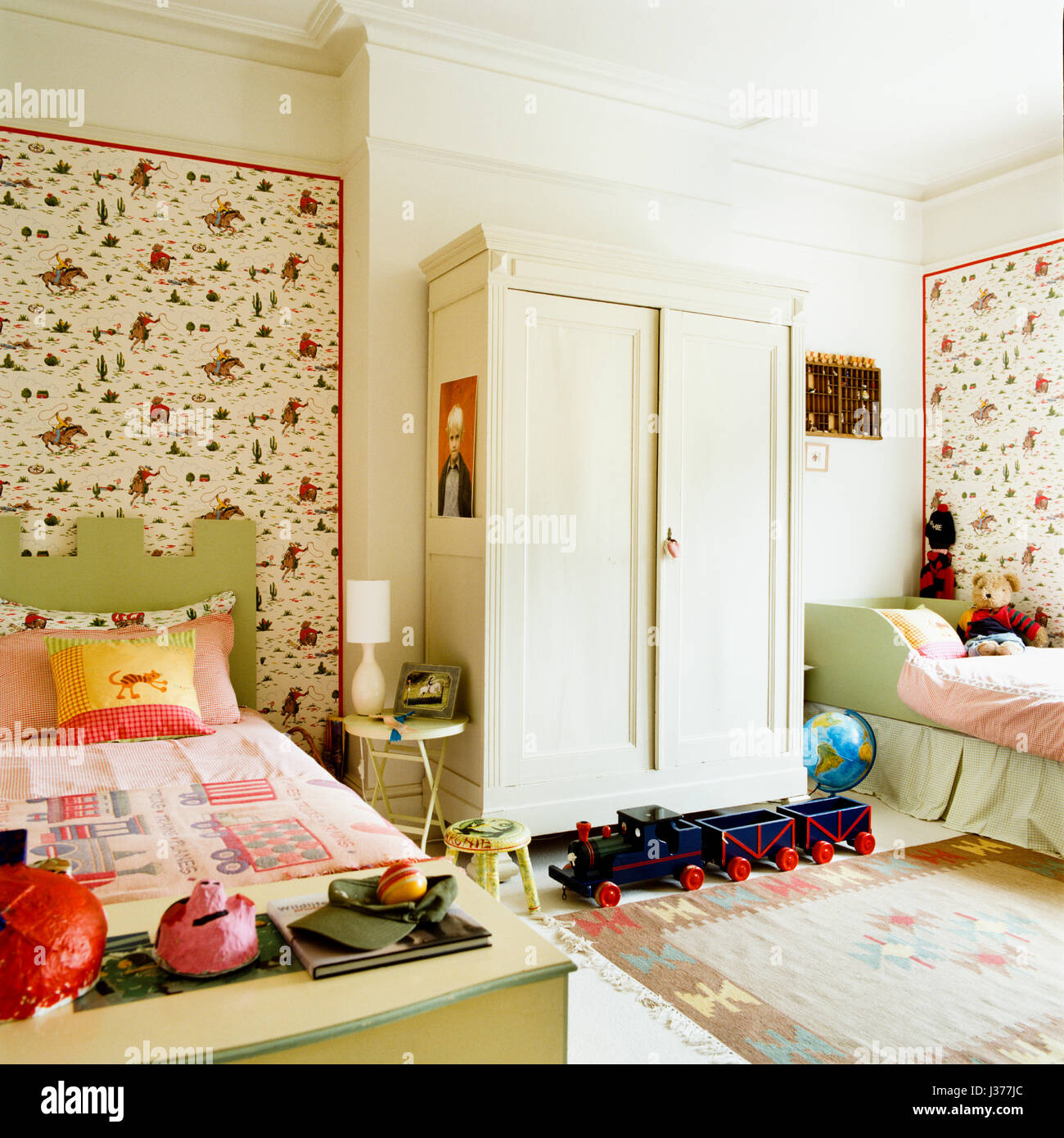 Camera per bambini con due letti. Foto Stock
