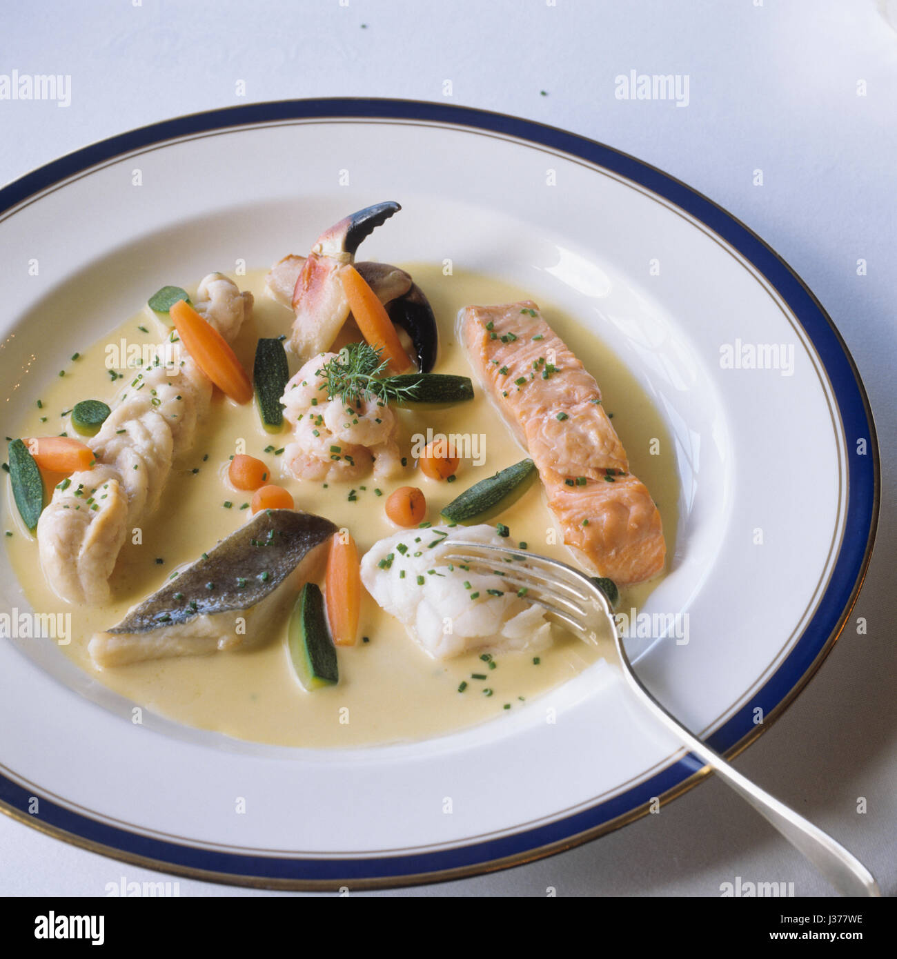 Zuppa di pesce sulla piastra ceramica. Foto Stock