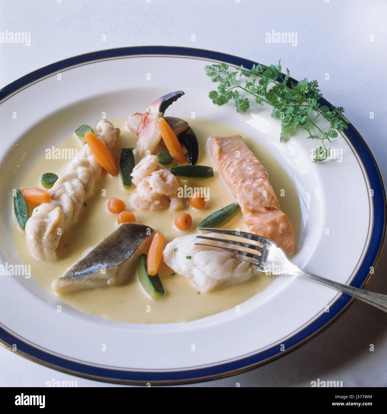 Zuppa di pesce sulla piastra ceramica. Foto Stock