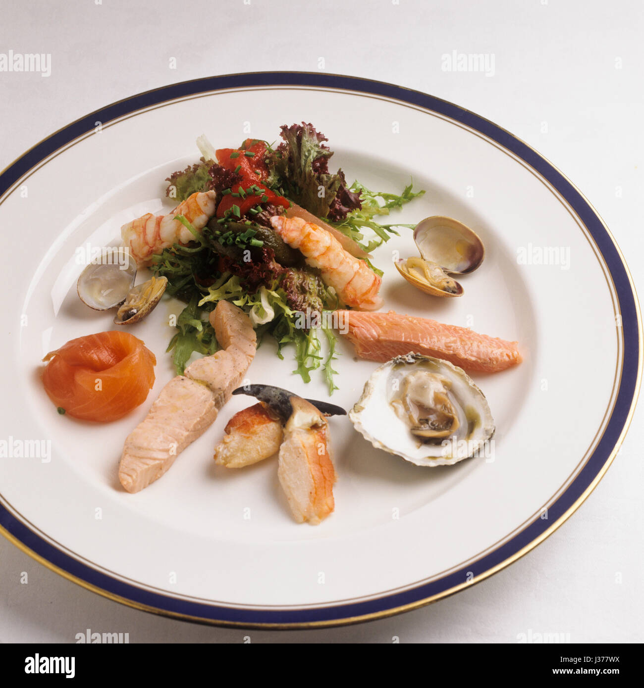 Un assortimento di piatti di pesce e insalata sulla piastra. Foto Stock