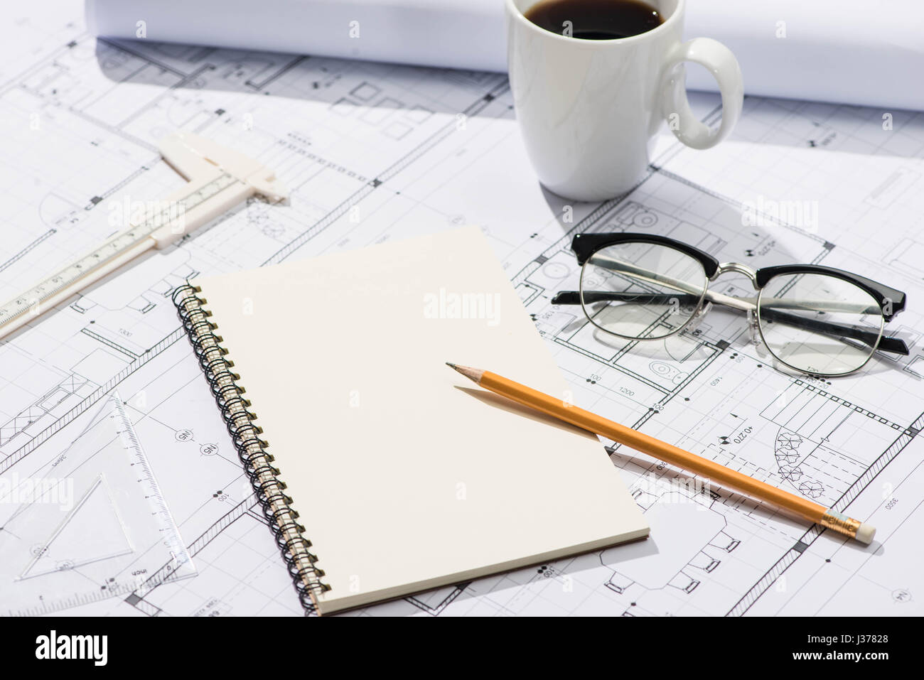 I progetti di costruzione. Pianificazione. Aprire blueprint con una matita e notebook. Foto Stock