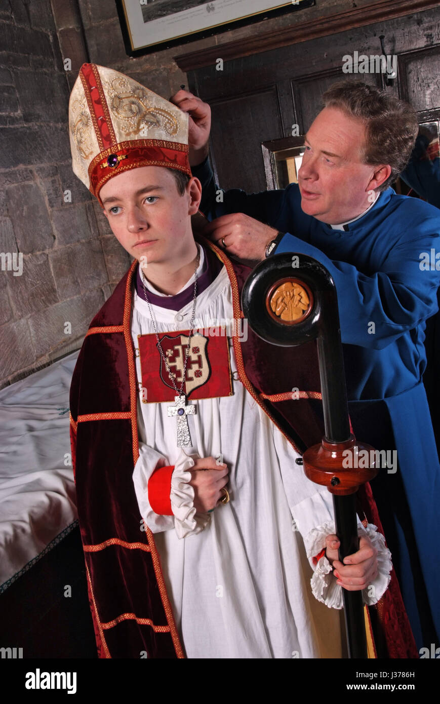 Il ragazzo vescovo di hereford cathedral patrick dunachie con canon chanceller christopher pullin (abito blu) Foto Stock