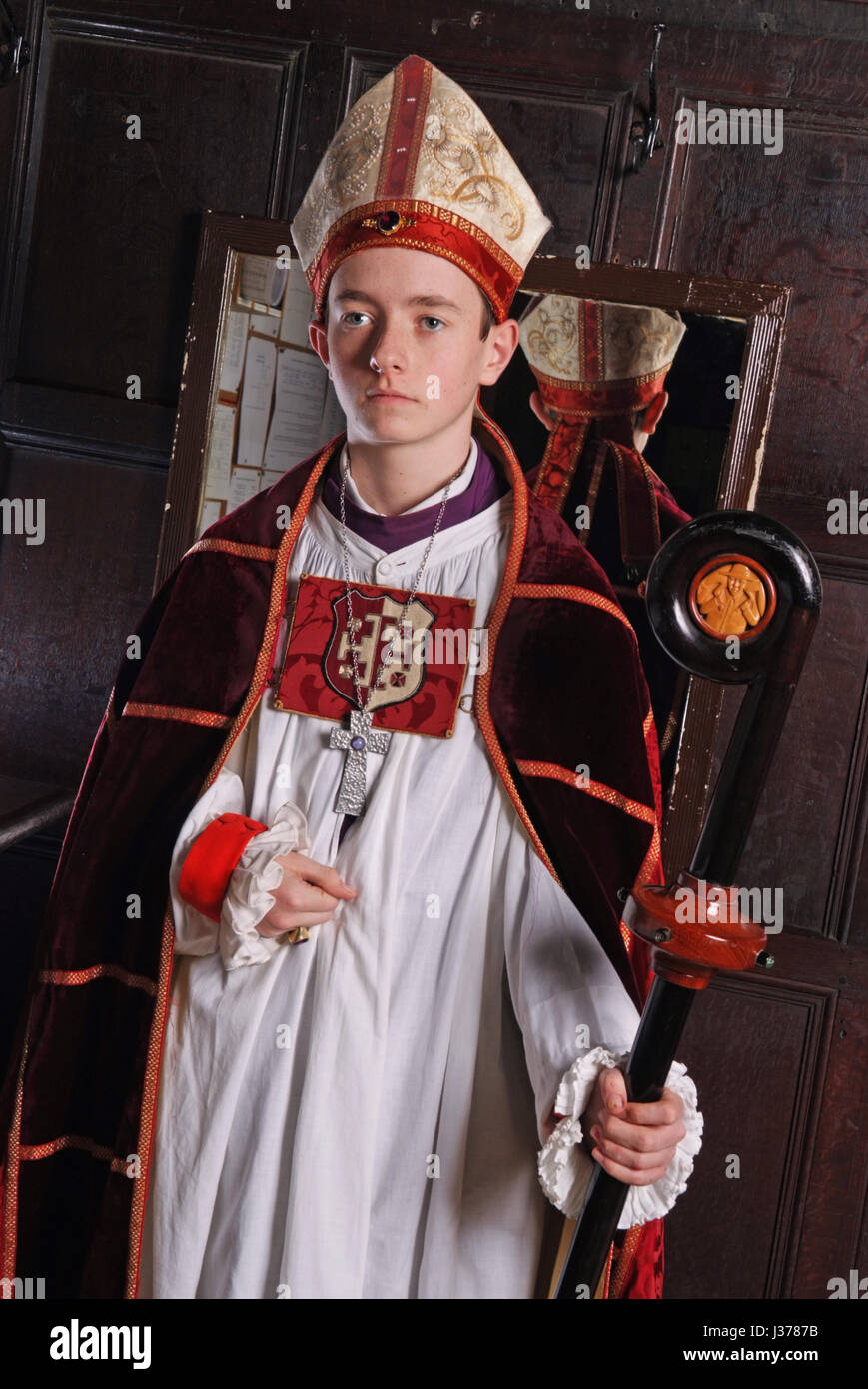 Il ragazzo vescovo di hereford cathedral patrick dunachie con canon chanceller christopher pullin (abito blu) Foto Stock