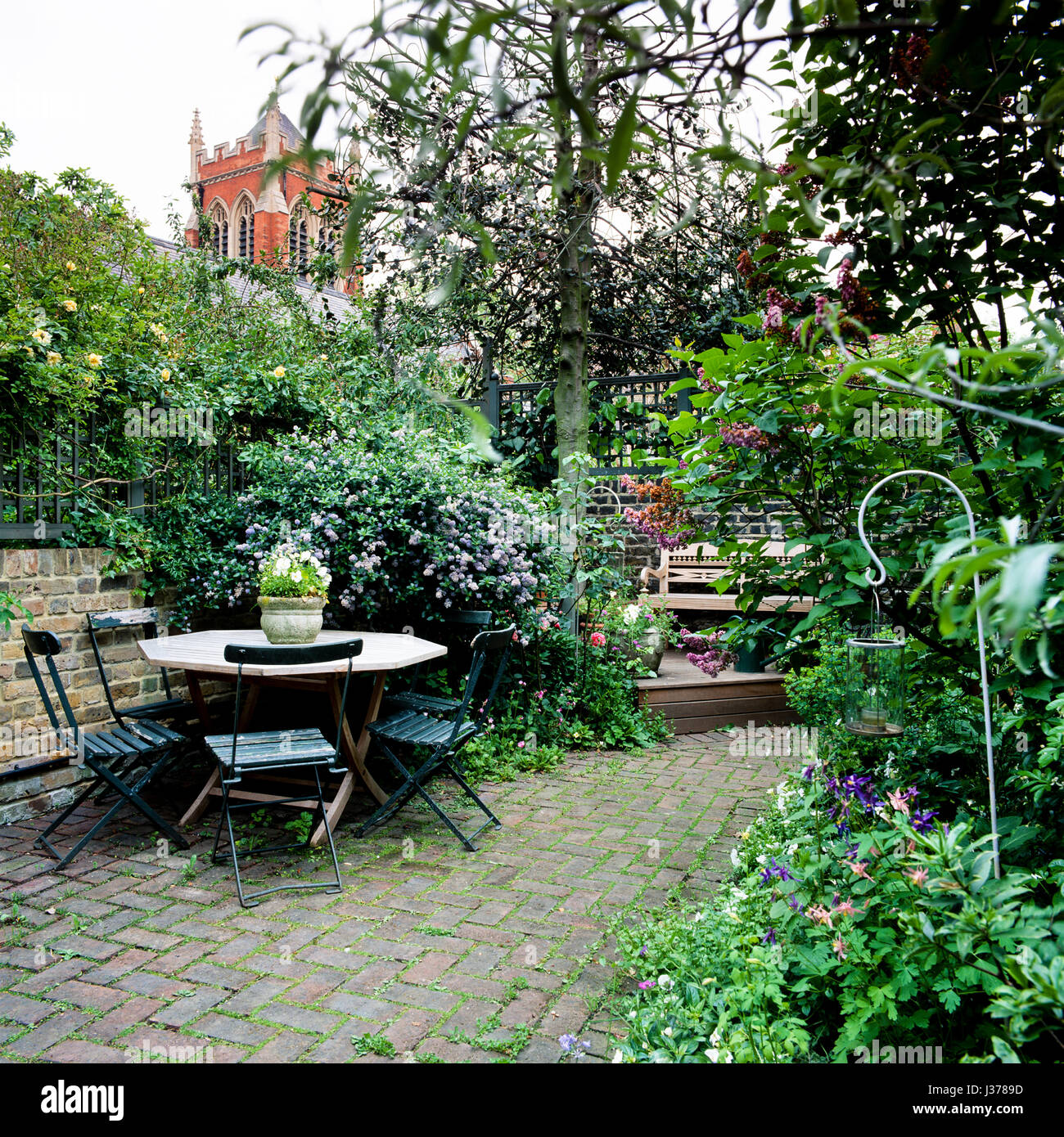 Retro del giardino con tavolo e sedie. Foto Stock