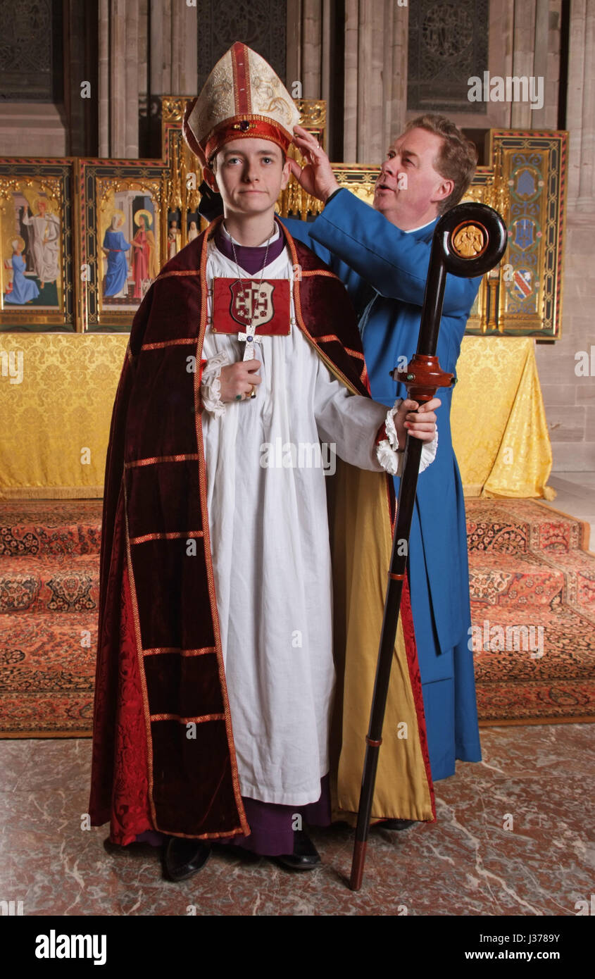 Il ragazzo vescovo di hereford cathedral patrick dunachie con canon chanceller christopher pullin (abito blu) Foto Stock