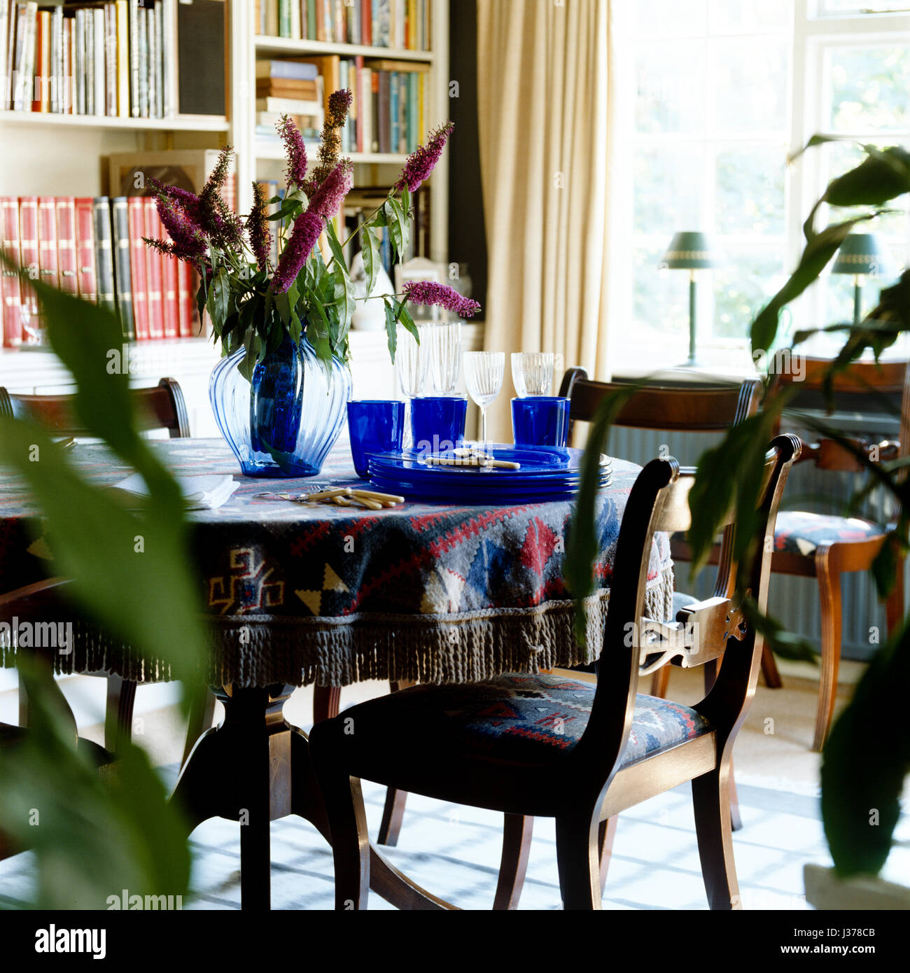 Sala da pranzo con vaso di fiori. Foto Stock