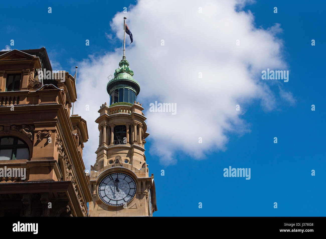Cerca fino a Sydney il GPO di clock tower e piano superiore in Martin Place. Questo è il punto in cui tutte le distanze da Sydney sono misurati Foto Stock
