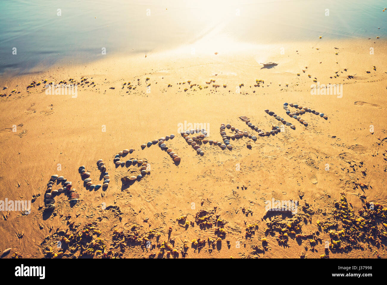 Australia testo disegnato utilizzando conchiglie sulla sabbia in spiaggia Foto Stock