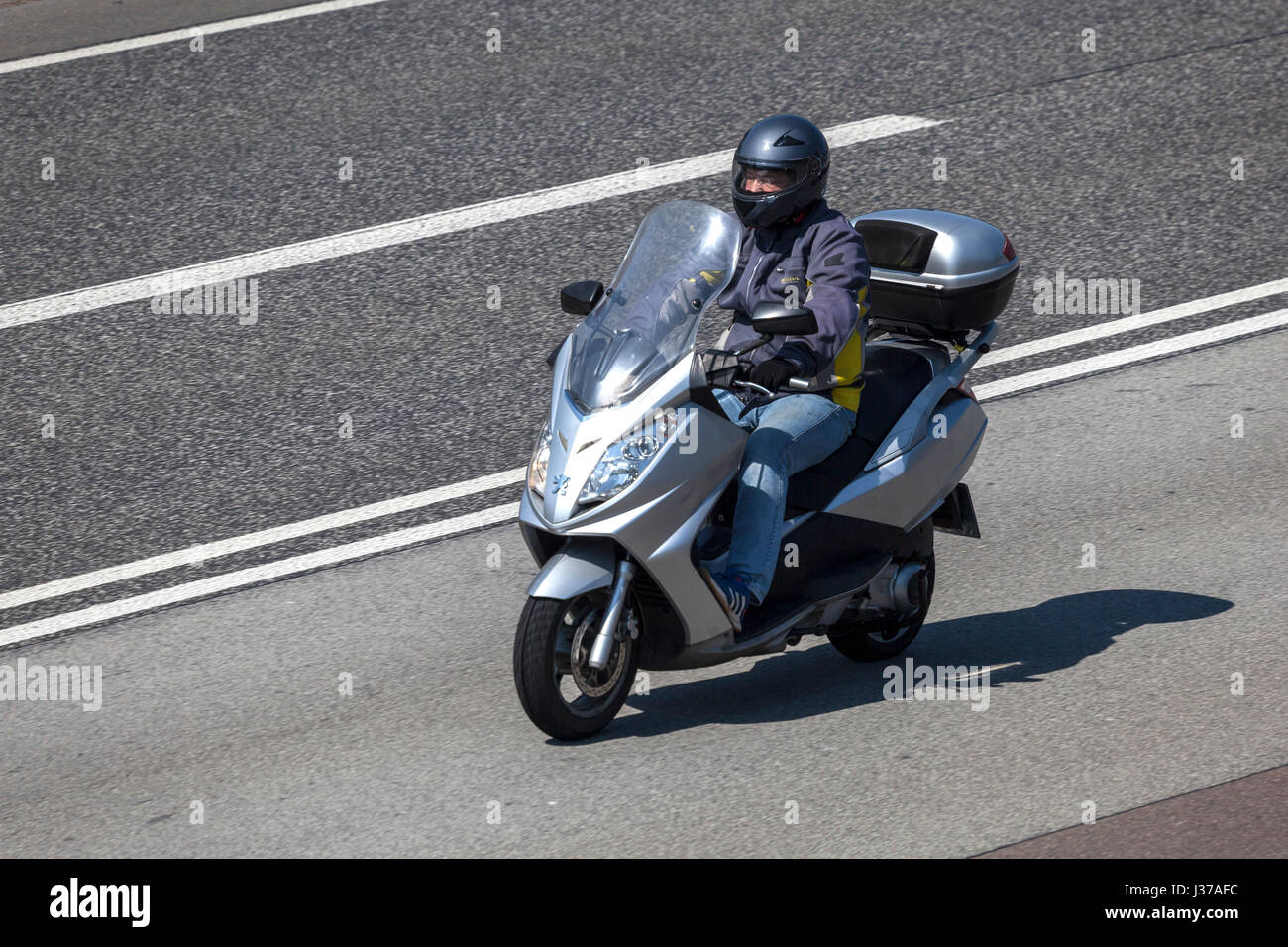 Francoforte, Germania - 30 Marzo 2017: l'uomo a cavallo di un Peugeot scooter in autostrada in Germania Foto Stock