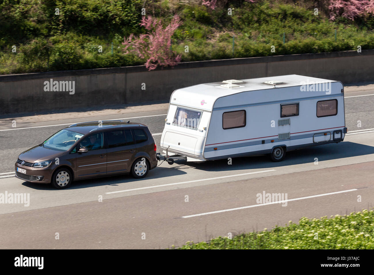 Francoforte, Germania - 30 Marzo 2017: Volkswagen Touran di un sistema di traino caravan in autostrada in Germania Foto Stock