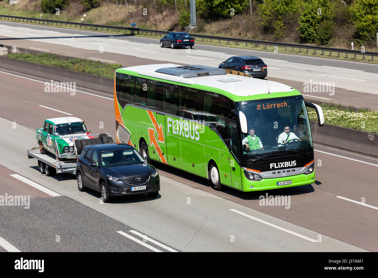 Fraknfurt, Germania - 30 Marzo 2017: Flixbus pullman in autostrada. Flixbus è un europeo a lunga distanza servizio pullman Foto Stock